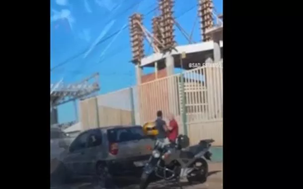 Momento em que o jornalista é atacado