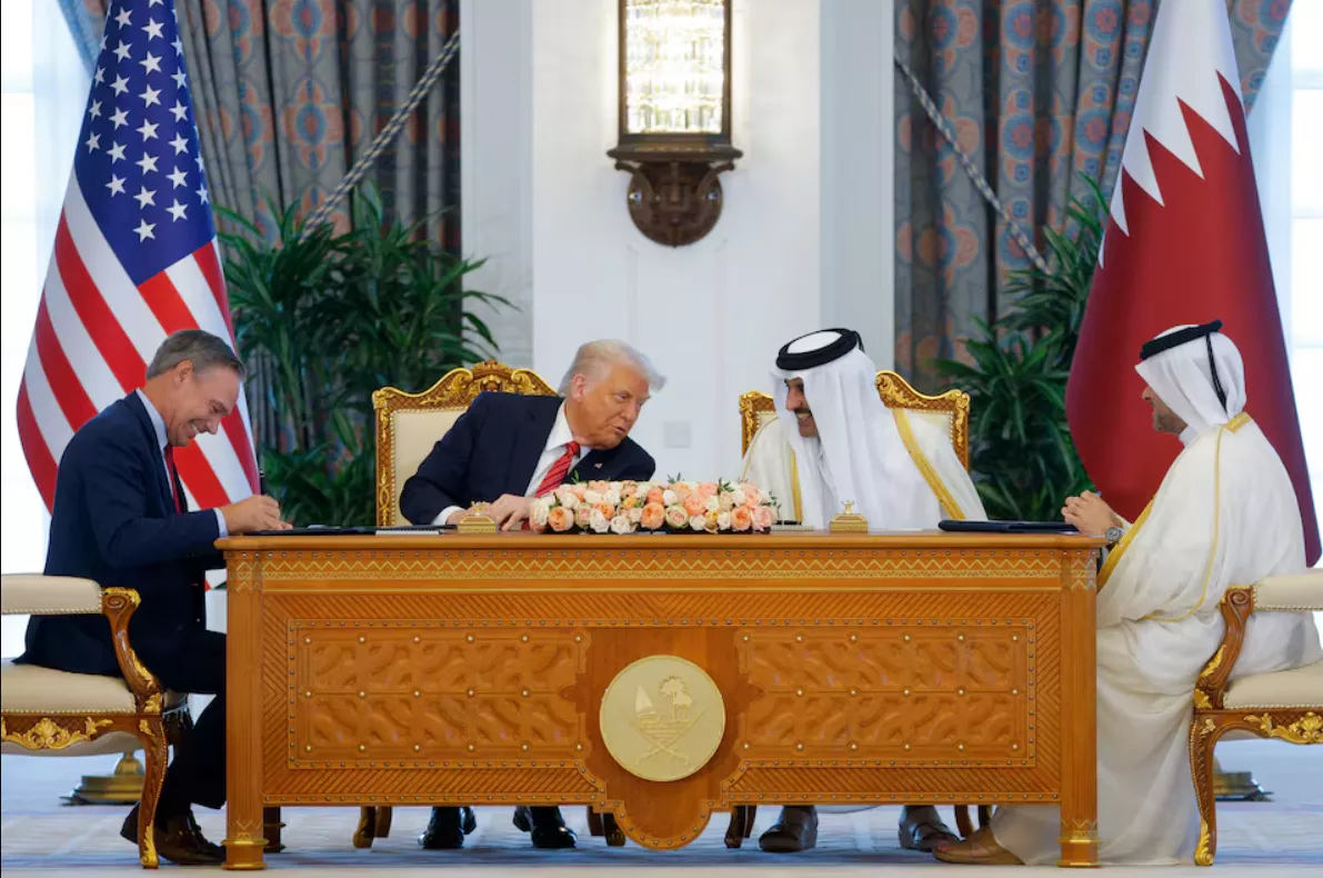 O presidente dos EUA, Donald Trump, o emir do Catar, Tamim bin Hamad Al Thani, e a CEO da Boeing, Kelly Ortberg, participam de uma cerimônia de assinatura em Doha, Catar, em 14 de maio de 2025