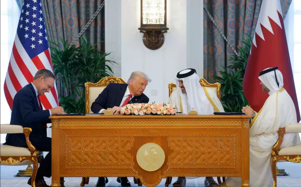 O presidente dos EUA, Donald Trump, o emir do Catar, Tamim bin Hamad Al Thani, e a CEO da Boeing, Kelly Ortberg, participam de uma cerimônia de assinatura em Doha, Catar, em 14 de maio de 2025