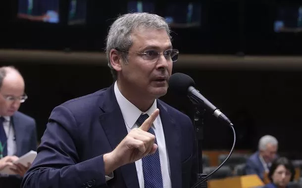 Lindbergh aciona PGR por telefonema de Bolsonaro a Mourão antes de depoimento sobre trama golpista