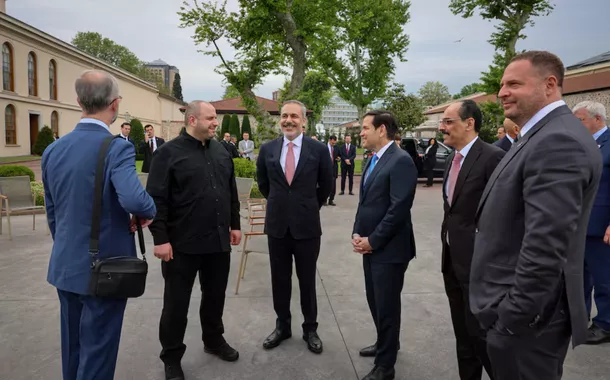 O Ministro da Defesa ucraniano Rustem Umerov, o Ministro das Relações Exteriores turco Hakan Fidan, o Secretário de Estado dos EUA Marco Rubio, o Diretor da Agência de Inteligência da Turquia (MIT) Ibrahim Kalin e o Chefe do Gabinete do Presidente da Ucrânia Andriy Yermak conversam antes das negociações trilaterais entre Turquia, EUA e Ucrânia, em Istambul, Turquia, 16 de maio de 2025