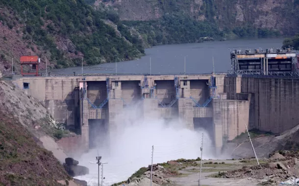 Uma vista da barragem do projeto hidrelétrico Uri-II no rio Jhelum, que flui da Caxemira indiana para a Caxemira administrada pelo Paquistão, perto de Uri, no distrito de Baramulla, na Caxemira administrada pela Índia, em 7 de maio de 2025