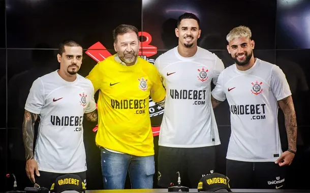 Presidente do Corinthians Augusto Melo, de amarelo, com jogadores do clube em anúncio do patrocínio da Vai de Bet