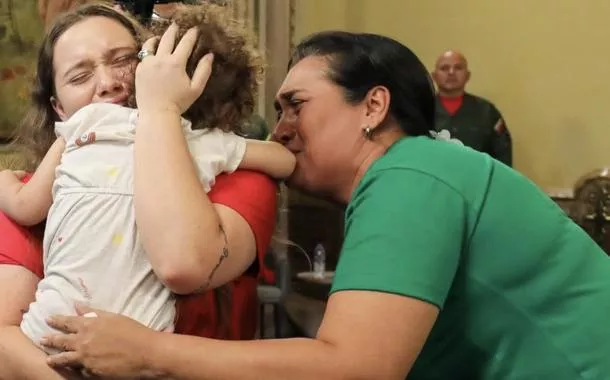 “Eles levaram minha filha”: bebê venezuelana é devolvida à mãe após deportação nos EUA