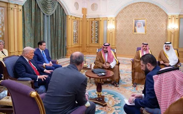 Ahmed al-Sharaa se encontra com Donald Trump e Mohammed Bin Salman, em Riad - 14/05/2025
