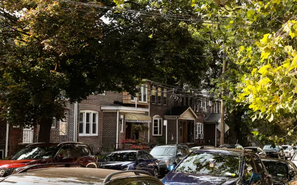Uma fileira de casas residenciais fica no bairro de Ridgewood, no Queens, Nova York, EUA, em 16 de setembro de 2022