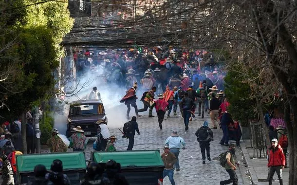 Policiais e apoiadores de Evo Morales entram em confronto em La Paz - 16/05/2025