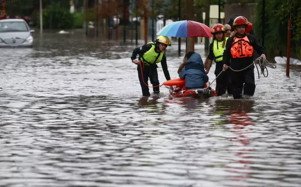 Bombeiros evacuam pessoas em meio a inundações causadas por fortes chuvas, em Capilla del Senor, em Buenos Aires, Argentina, 17 de maio de 2025