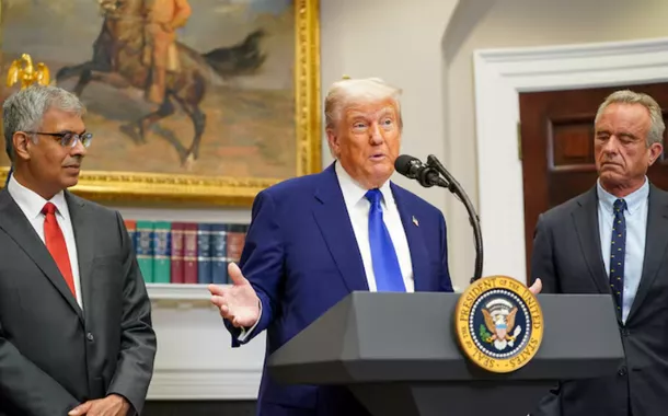 O presidente dos EUA, Donald Trump, o diretor do Instituto Nacional de Saúde, Jay Bhattacharya, e o secretário de Saúde e Serviços Humanos (HHS), Robert F. Kennedy Jr., participam de uma coletiva de imprensa na Sala Roosevelt, na Casa Branca, em Washington, DC, EUA, em 12 de maio de 2025