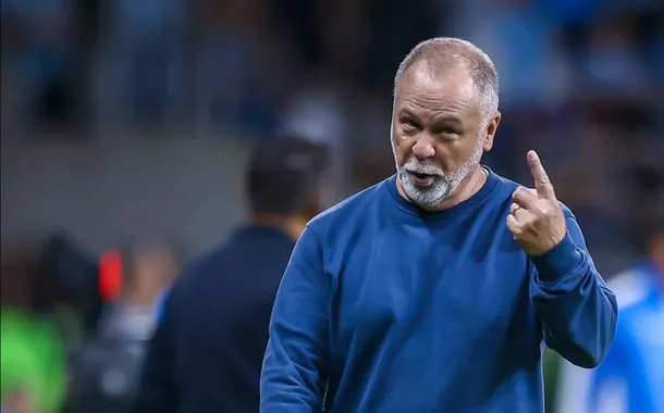 Técnico do Grêmio, Mano Menezes, em jogo em Porto Alegre - 10/05/2025