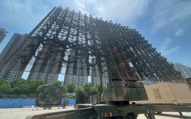 Um radar de vigilância aérea de ondas métricas de alta mobilidade JY-27V está em exibição na 11ª Exposição Mundial de Detecção e Alcance de Rádio (World Radar Expo), em 17 de maio de 2025, em Hefei, província de Anhui, no leste da China