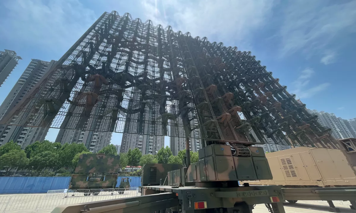 Um radar de vigilância aérea de ondas métricas de alta mobilidade JY-27V está em exibição na 11ª Exposição Mundial de Detecção e Alcance de Rádio (World Radar Expo), em 17 de maio de 2025, em Hefei, província de Anhui, no leste da China