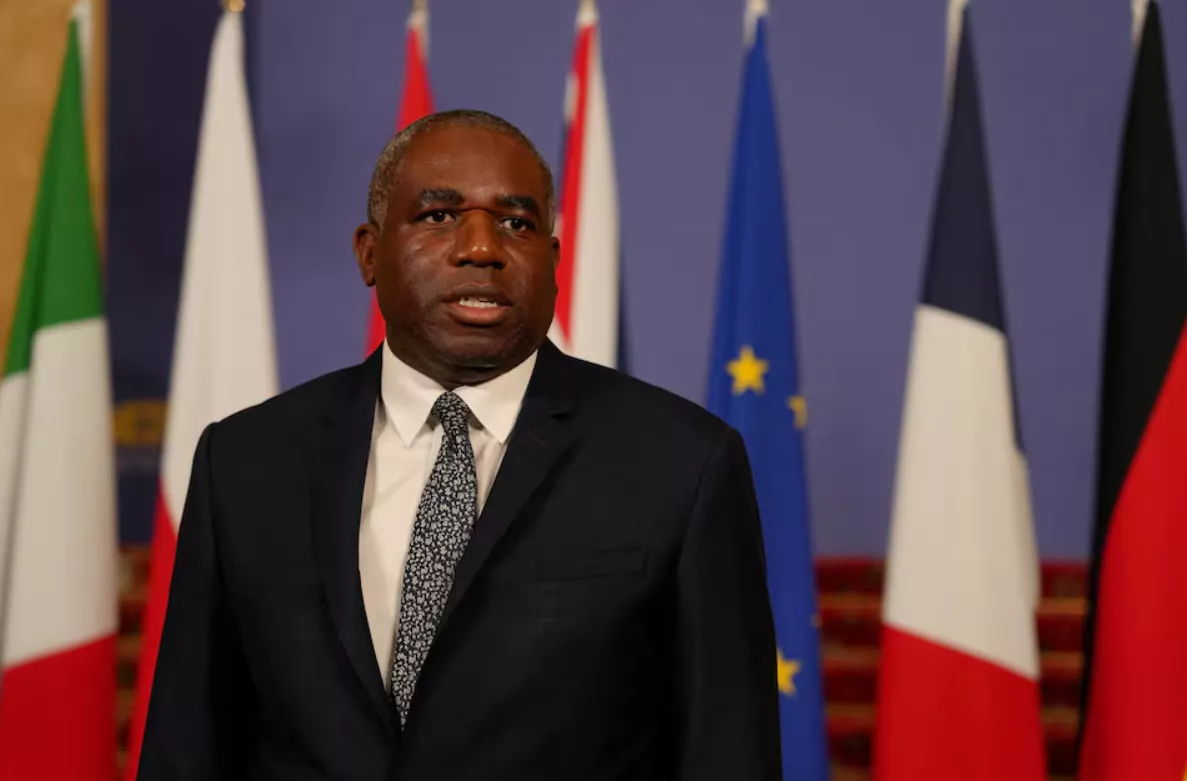 Ministro das Relações Exteriores da Grã-Bretanha, David Lammy, fala com a Reuters durante uma entrevista em Islamabad, Paquistão, em 17 de maio de 2025