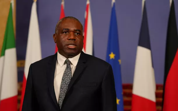 Ministro das Relações Exteriores da Grã-Bretanha, David Lammy, fala com a Reuters durante uma entrevista em Islamabad, Paquistão, em 17 de maio de 2025