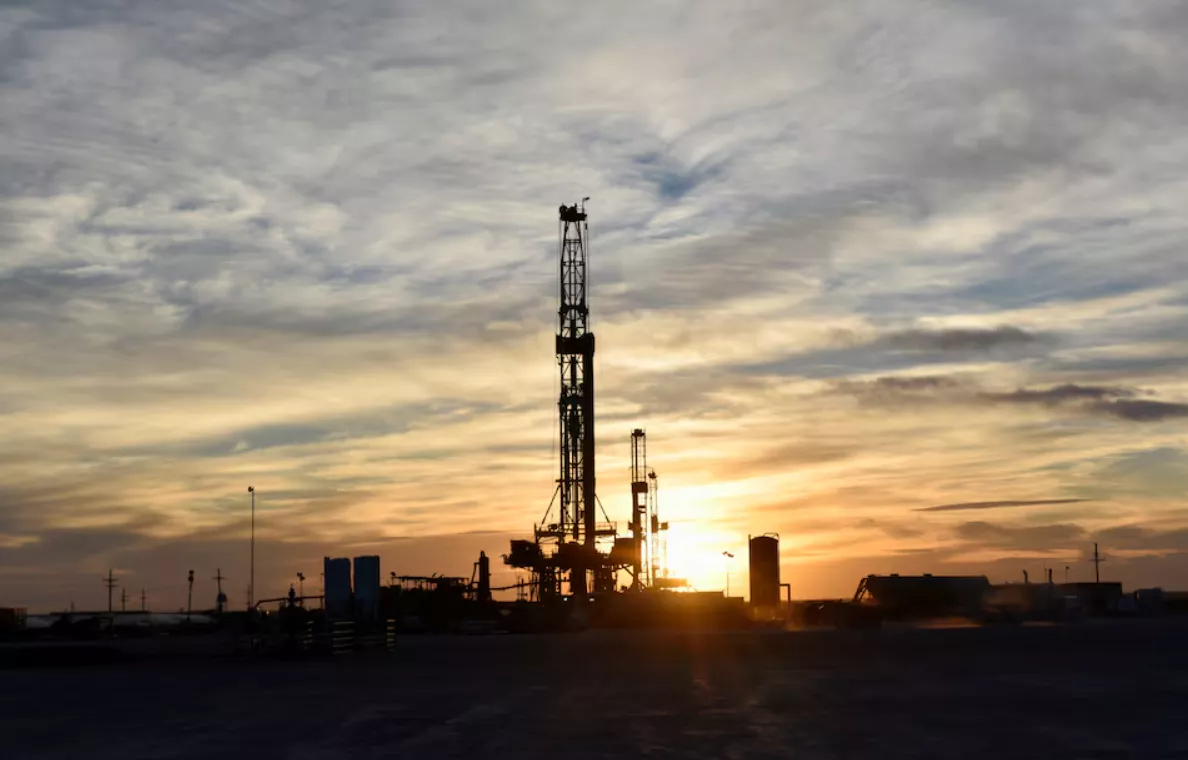 Plataformas de perfuração operam ao pôr do sol em Midland, Texas, EUA, 13 de fevereiro de 2019