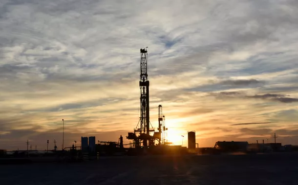 Plataformas de perfuração operam ao pôr do sol em Midland, Texas, EUA, 13 de fevereiro de 2019