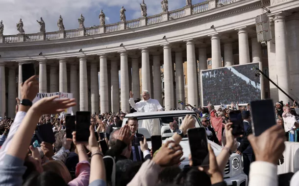 Papa Leão XIV acena para as pessoas ao chegar no papamóvel para sua missa inaugural no Vaticano, em 18 de maio de 2025