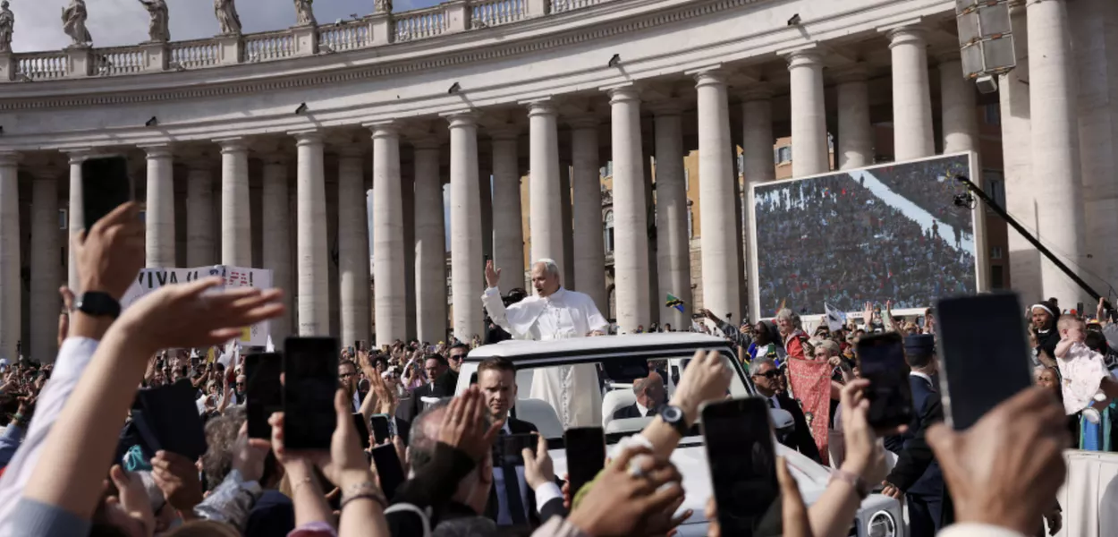 Papa Leão XIV acena para as pessoas ao chegar no papamóvel para sua missa inaugural no Vaticano, em 18 de maio de 2025