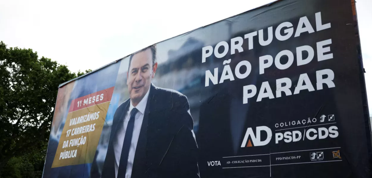 Outdoor da AD - Coligação PSD/CDS, antes das eleições antecipadas em Lisboa, Portugal, 5 de maio de 2025