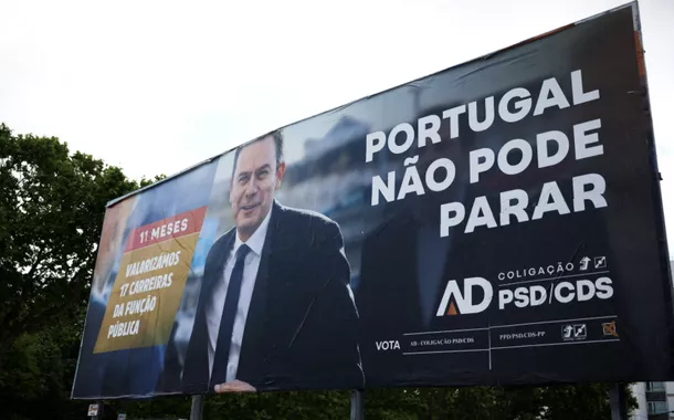 Outdoor da AD - Coligação PSD/CDS, antes das eleições antecipadas em Lisboa, Portugal, 5 de maio de 2025