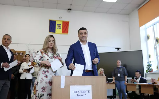O candidato presidencial George Simion vota durante o segundo turno das eleições presidenciais da Romênia, em Mogosoaia, Romênia, 18 de maio de 2025
