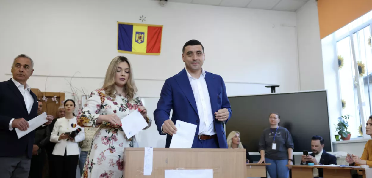 O candidato presidencial George Simion vota durante o segundo turno das eleições presidenciais da Romênia, em Mogosoaia, Romênia, 18 de maio de 2025