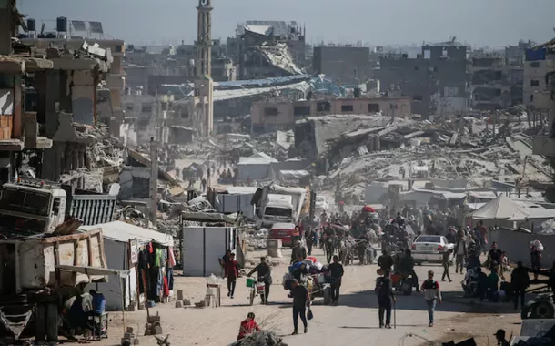 Palestinos fogem com seus pertences após ataques aéreos israelenses no norte da Faixa de Gaza, em 16 de maio de 2025