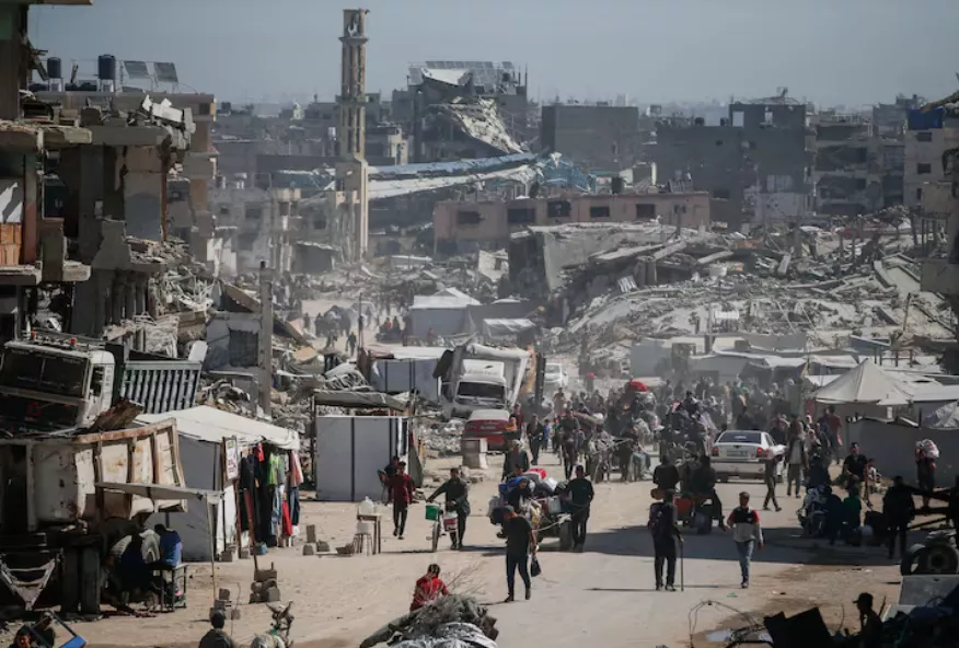 Palestinos fogem com seus pertences após ataques aéreos israelenses no norte da Faixa de Gaza, em 16 de maio de 2025