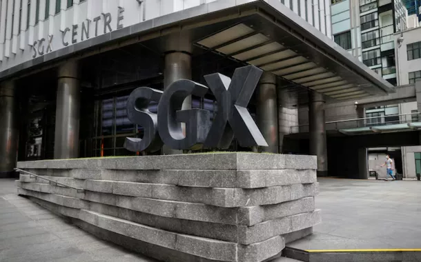 Um homem passa pela Bolsa de Valores de Cingapura (SGX), no distrito comercial central de Cingapura, em 7 de abril de 2020