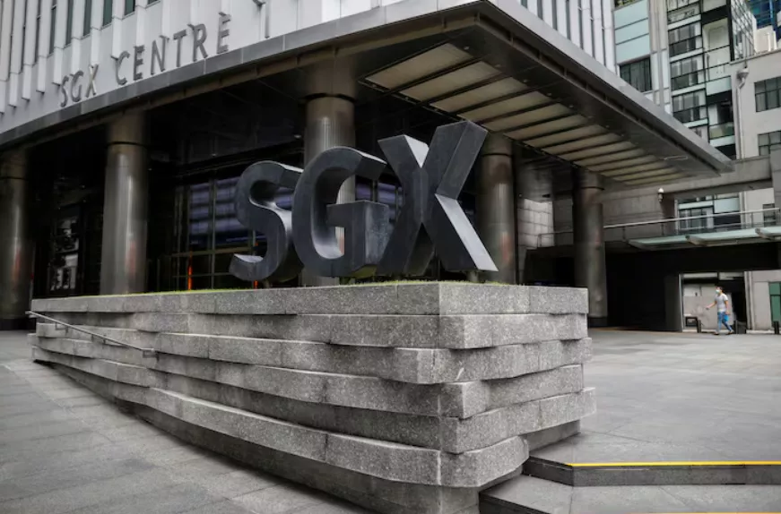 Um homem passa pela Bolsa de Valores de Cingapura (SGX), no distrito comercial central de Cingapura, em 7 de abril de 2020