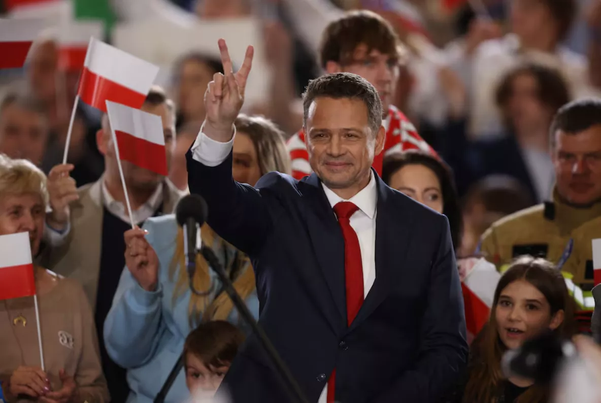 O prefeito de Varsóvia, Rafal Trzaskowski, candidato presidencial da Coalizão Cívica, gesticula enquanto participa de um evento para discursar, após a votação de boca de urna para o primeiro turno das eleições presidenciais da Polônia, em Sandomierz, Polônia, em 18 de maio de 2025