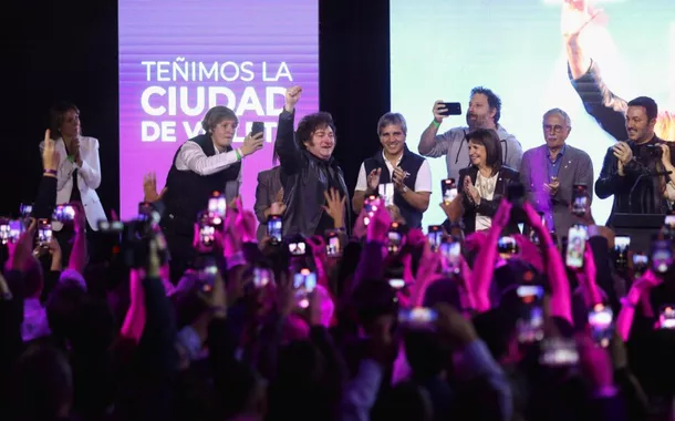 O presidente da Argentina, Javier Milei, ergue o punho no palco da sede do partido La Libertad Avanza, no dia das eleições legislativas da cidade de Buenos Aires, Argentina, em 18 de maio de 2025