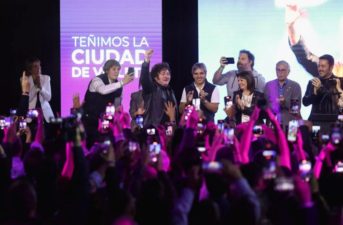 O presidente da Argentina, Javier Milei, ergue o punho no palco da sede do partido La Libertad Avanza, no dia das eleições legislativas da cidade de Buenos Aires, Argentina, em 18 de maio de 2025