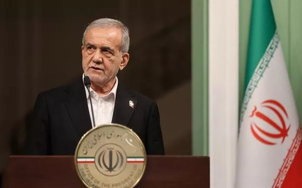 Presidente do Irã, Masoud Pezeshkian, durante entrevista coletiva em Teerã
19/02/2025 