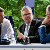 Emmanuel Macron, Keir Starmer e Friedrich Merz