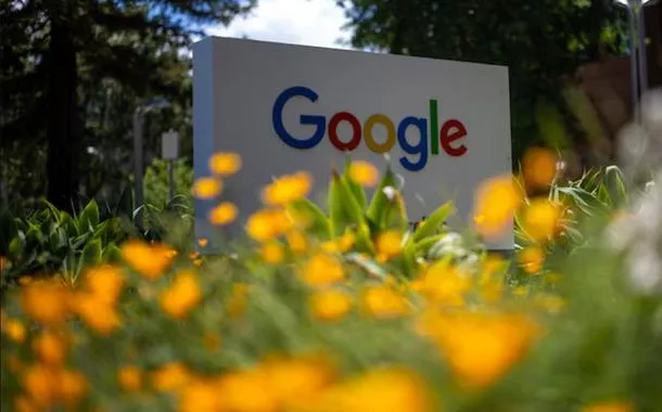 Um logotipo do Google é visto em uma instalação de pesquisa da empresa em Mountain View, Califórnia, EUA, em 13 de maio de 2025