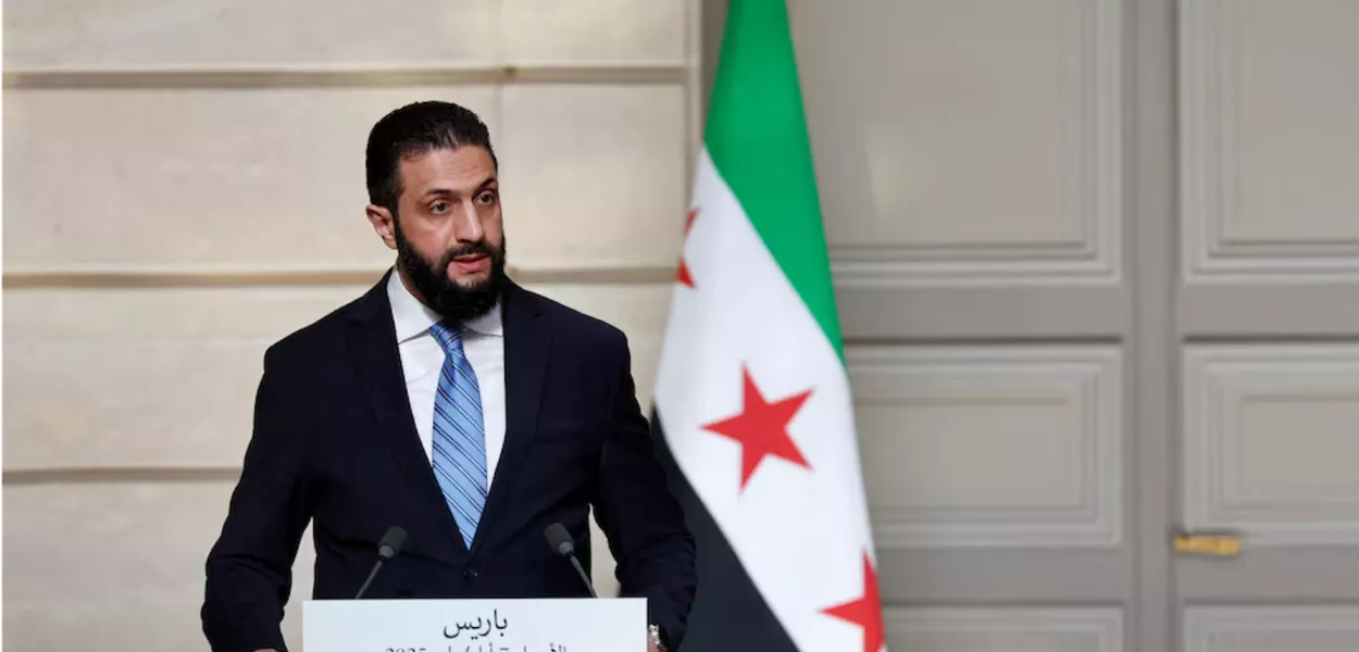 O presidente sírio, Ahmed al-Sharaa, fala durante uma coletiva de imprensa conjunta com o presidente francês, Emmanuel Macron, após uma reunião no Palácio do Eliseu, em Paris, França, em 7 de maio de 2025