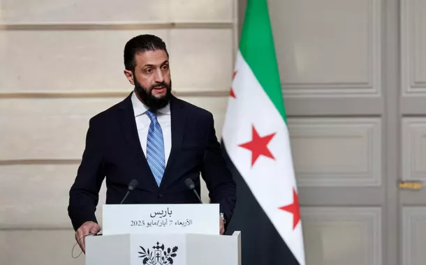 O presidente sírio, Ahmed al-Sharaa, fala durante uma coletiva de imprensa conjunta com o presidente francês, Emmanuel Macron, após uma reunião no Palácio do Eliseu, em Paris, França, em 7 de maio de 2025