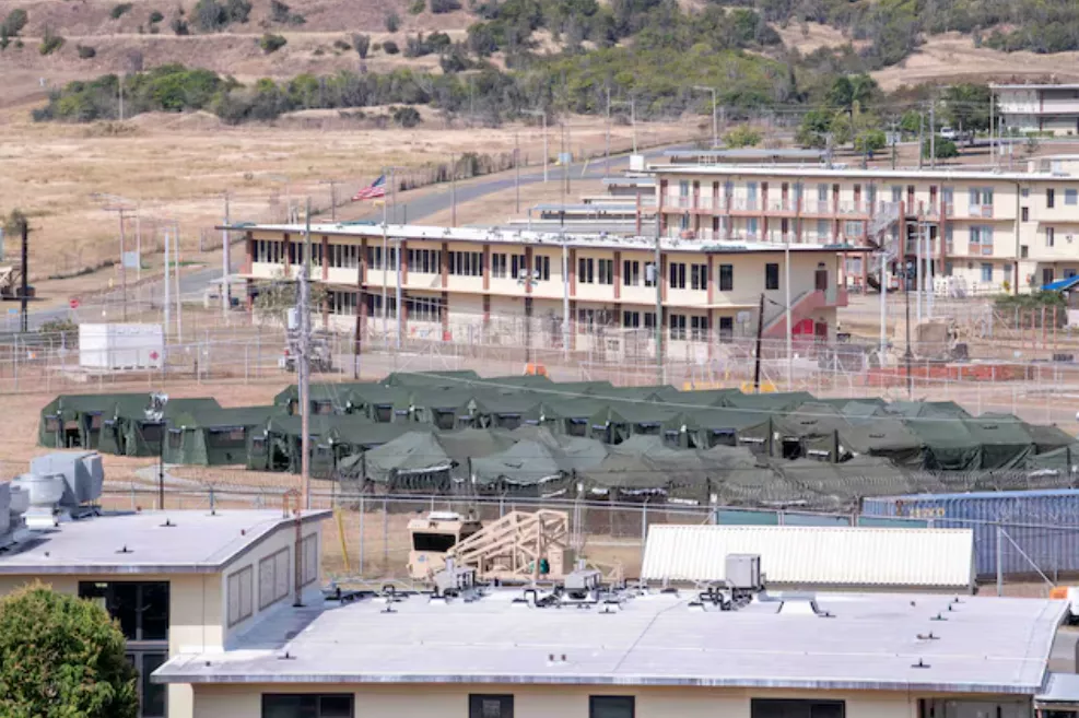 Tendas de contenção recém-erguidas para migrantes detidos são vistas na Estação Naval dos Estados Unidos na Baía de Guantánamo, em Cuba, em 21 de fevereiro de 2025