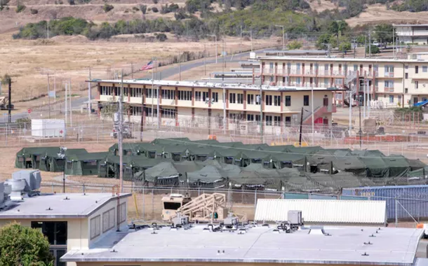 Governo Trump gasta US$ 100 mil por dia por migrante preso em Guantánamo, denuncia senador dos EUA