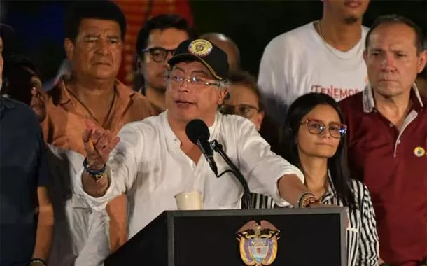 Petro alerta que se tentarem derrubá-lo haverá revolução social na Colômbia
