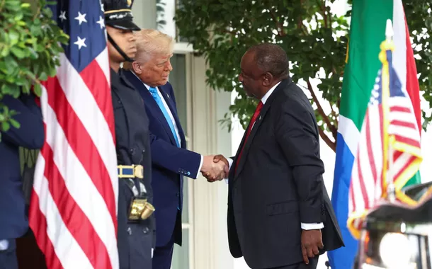 O presidente dos EUA, Donald Trump, dá as boas-vindas ao presidente sul-africano Cyril Ramaphosa na Casa Branca em Washington, DC, EUA, em 21 de maio de 2025