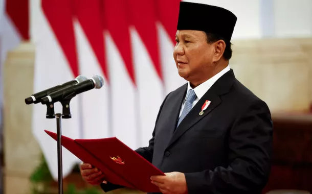 O presidente indonésio, Prabowo Subianto, lê os votos feitos pelos ministros recém-nomeados durante a posse no palácio presidencial em Jacarta, em 21 de outubro de 2024