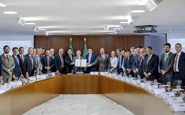 Lula assina MP que zera conta de luz para 16 milhões e leva tarifa social a 60 milhões de brasileiros