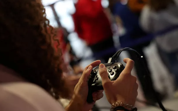 Um participante usa um console de videogame Nintendo Switch enquanto joga videogame na Paris Games Week (PGW), uma feira de videogames, em 5 de novembro de 2023
