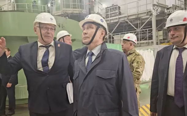 O presidente russo Vladimir Putin visita a usina nuclear Kursk-II em construção, na região de Kursk, Rússia, nesta imagem estática tirada de um vídeo divulgado em 21 de maio de 2025