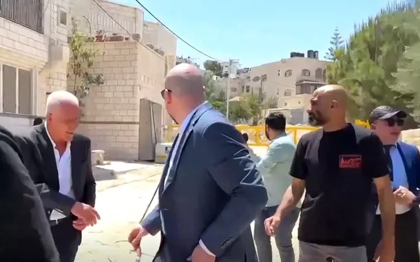 Imagens da televisão israelense mostram indivíduos correndo em direção a veículos com placas diplomáticas enquanto tiros eram ouvidos à distância, na Cisjordânia - 21/05/2025 