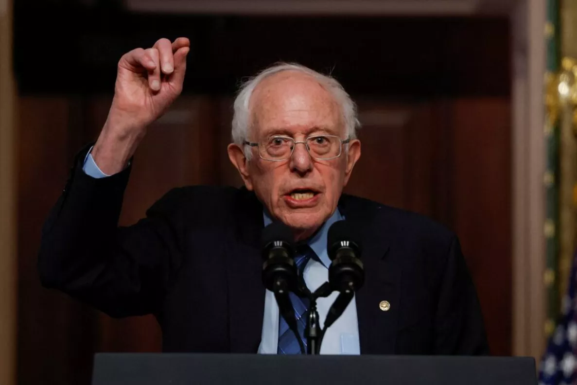 O senador americano Bernie Sanders (I-VT) gesticula enquanto faz comentários sobre a redução dos custos da saúde, na Sala de Tratados Indianos do edifício do Gabinete Executivo Eisenhower, no complexo da Casa Branca em Washington, EUA, 3 de abril de 2024