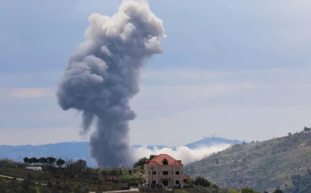 Fumaça sobe de Taibeh, após ataques israelenses em resposta a disparos de foguetes transfronteiriços, visto de Marjayoun, no sul do Líbano