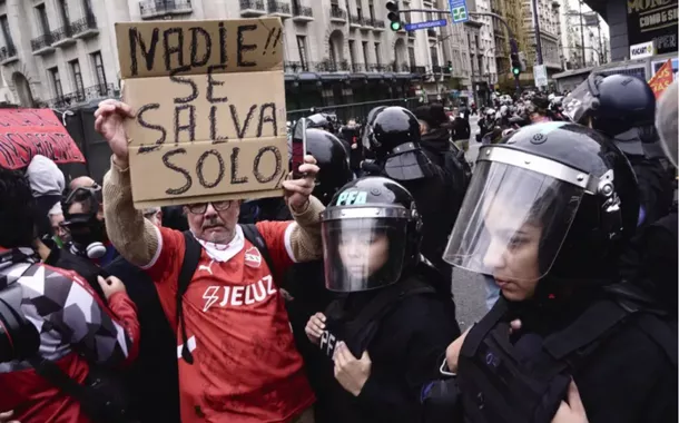 "Ninguém se salva sozinho", mensagem de manifestante na Marcha dos Aposentados argentinos